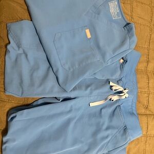Figs Capri blue scrub set, Catarina top size Sm, high waisted joggers med